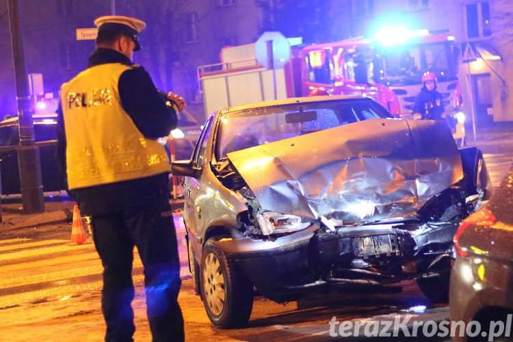 Zderzenie na skrzyżowaniu. Poszkodowanych dwóch kierowców