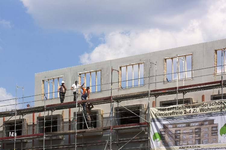 Nieuczciwi pośrednicy pracy kuszą nas wysokimi zarobkami za granicą. Sprawdź, jak nie dać się wykorzystać 