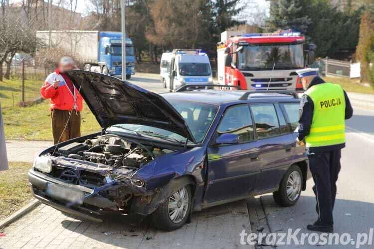 Zderzenie trzech samochodów, dwie osoby poszkodowane