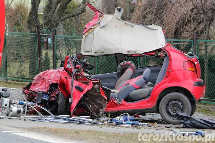 Śmiertelny wypadek w Teodorówce. Kierowca osobówki wjechał pod tira