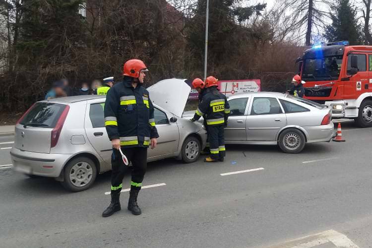 Wymusiła pierwszeństwo i spowodowała kolizję