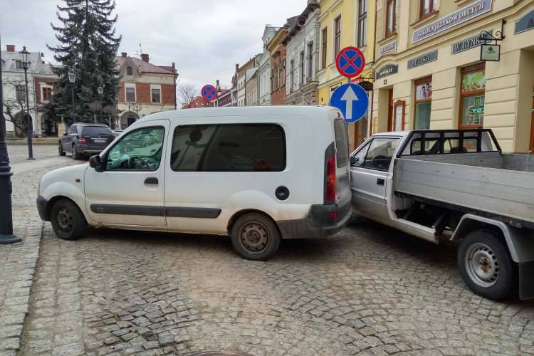 Nie zaciągnął "ręcznego", auto stoczyło się