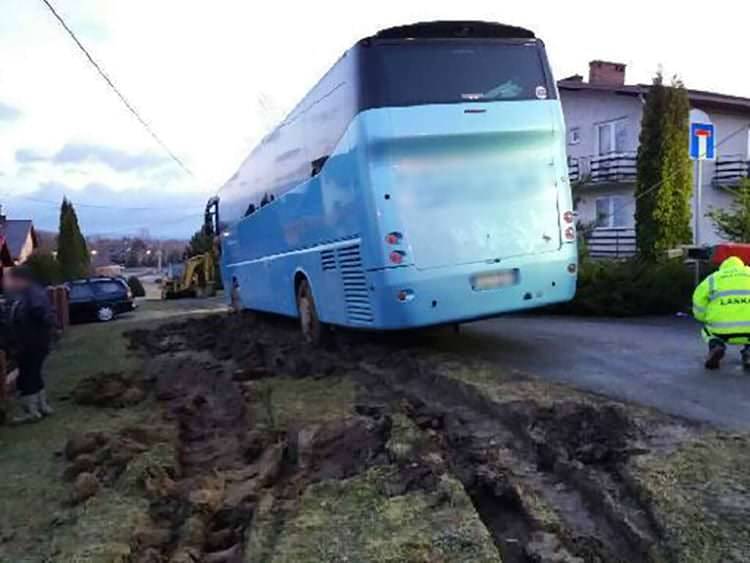 Autokar z chasydami utknął w Rymanowie