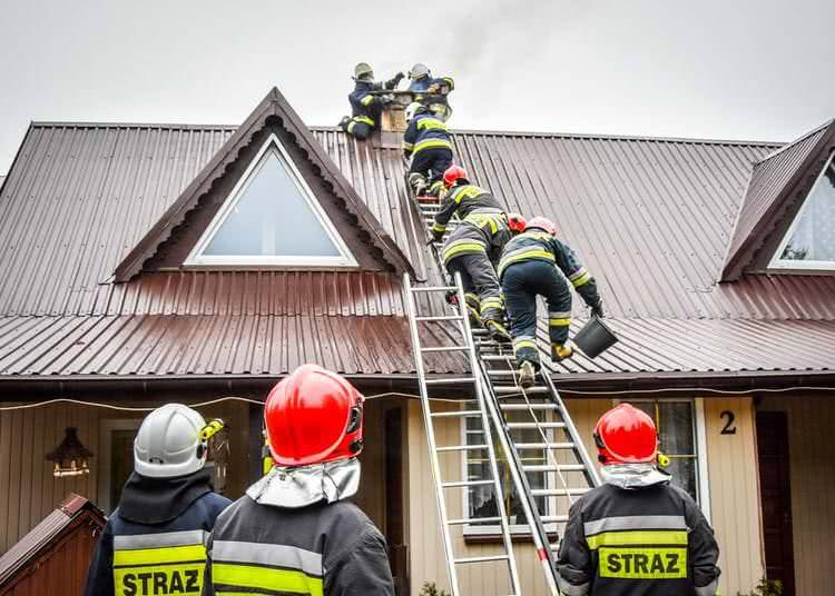 Pożar sadzy w kominie postawił na nogi pięć zastępów straży