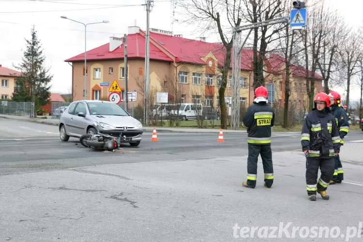Zderzenie samochodu ze skuterem [WIDEO]