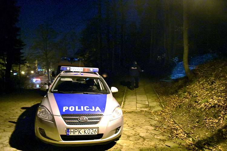 Makabryczne odkrycie. W lesie odnaleziono ciało młodego mężczyzny
