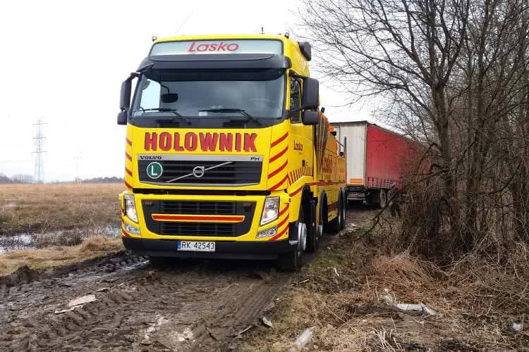 Tir pełen rowerów utknął na polnej drodze