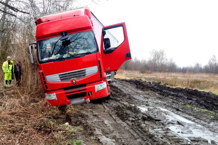 Tir pełen rowerów utknął na polnej drodze