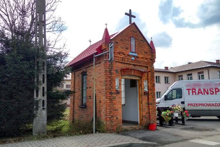 Zdewastowana kapliczka w Świerzowej Polskiej. Zniszczono figurę Maryi