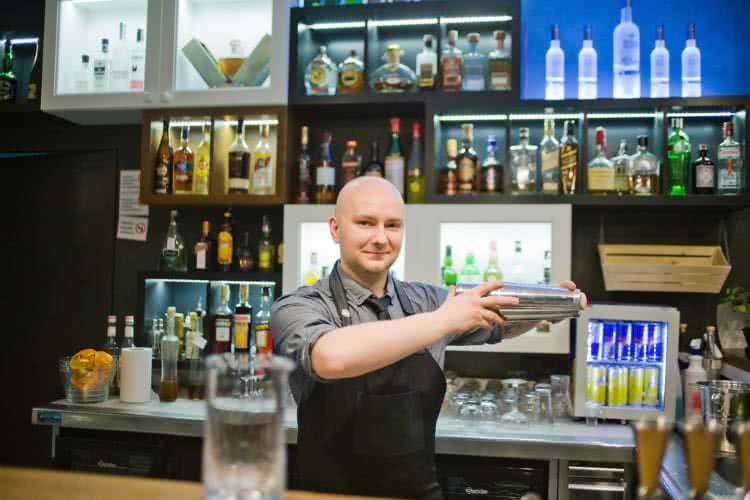 Barman z Hotelu Nafta w prestiżowym konkursie barmańskim