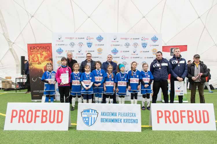 Chłopcy z Beniaminka Krosno na podium