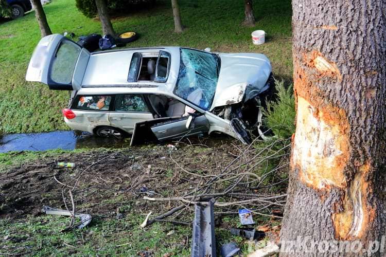 Subaru roztrzaskało się o drzewo