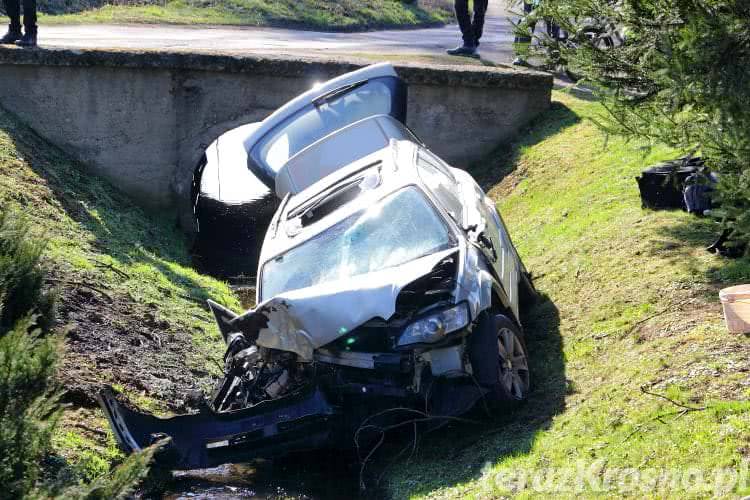 Subaru roztrzaskało się o drzewo