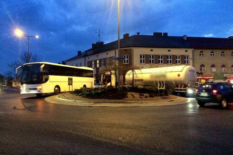 Tir zablokował rondo. Powstały gigantyczne korki