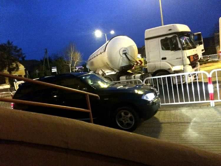 Tir zablokował rondo. Powstały gigantyczne korki
