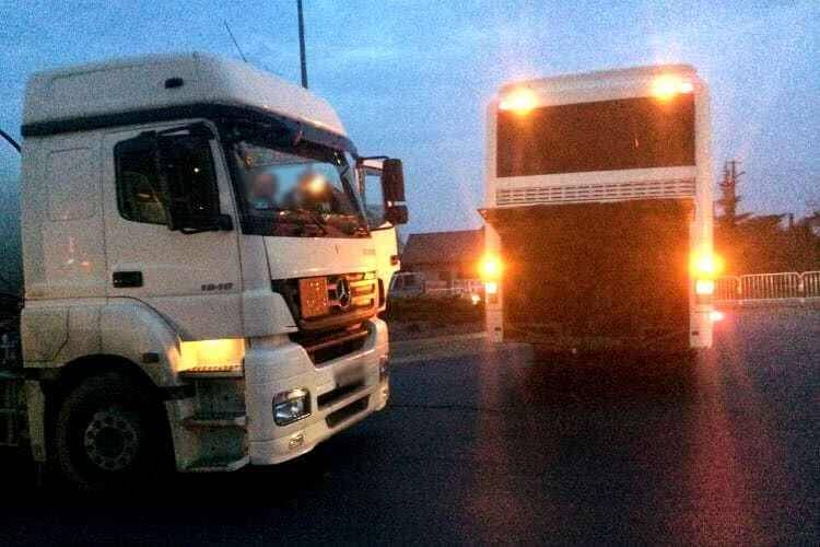 Tir zablokował rondo. Powstały gigantyczne korki