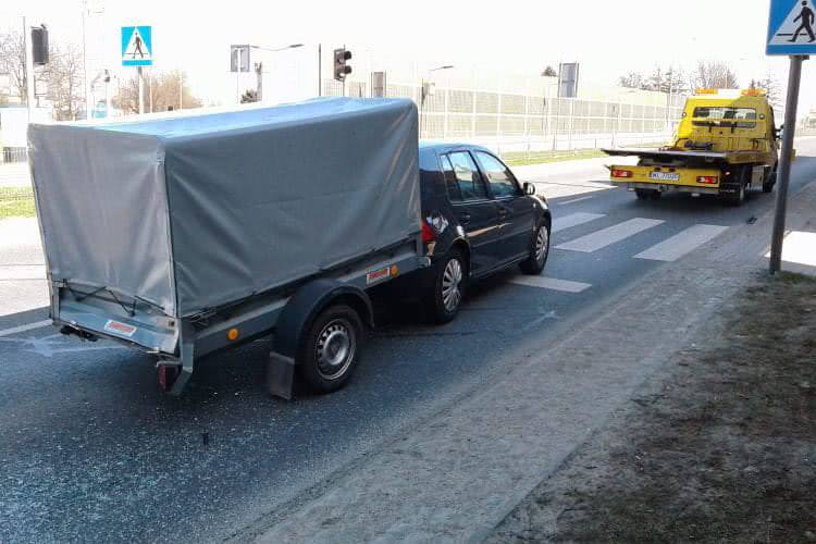 Najechanie na tył. Uszkodzone samochody i przyczepka