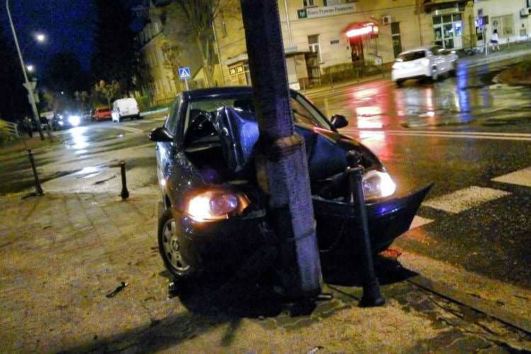Skosił słupki, zatrzymał się na latarni