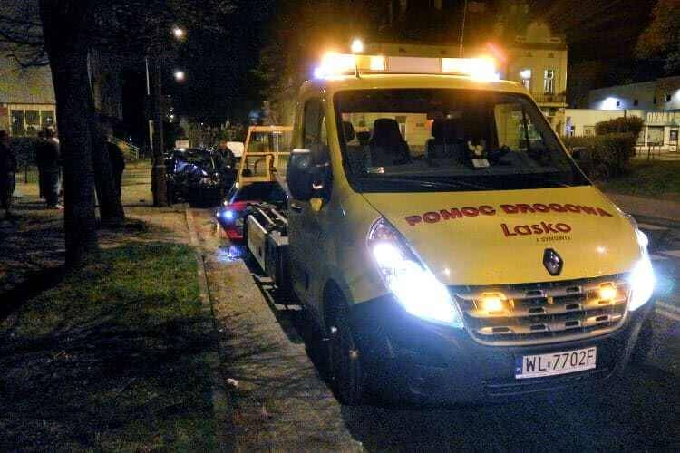 Skosił słupki, zatrzymał się na latarni