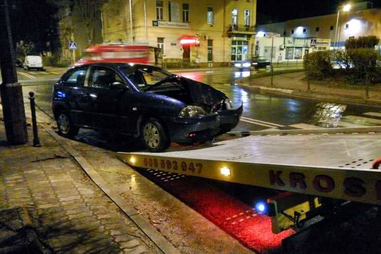 Skosił słupki, zatrzymał się na latarni