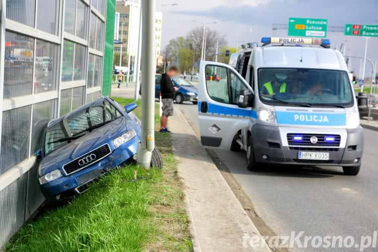 Audi na słupie. Młody kierowca nie opanował samochodu