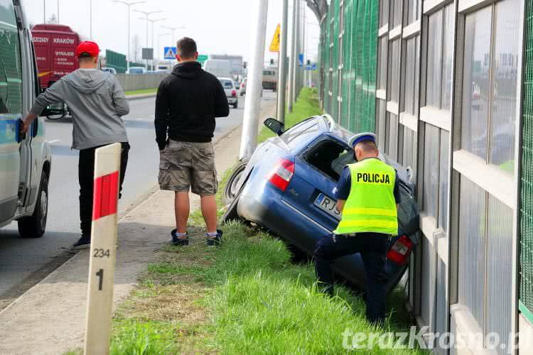 Audi na słupie. Młody kierowca nie opanował samochodu