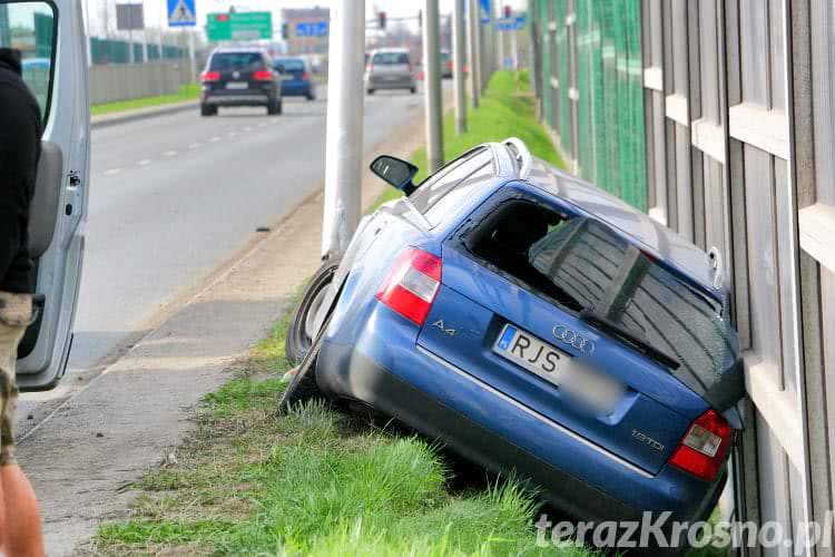 Audi na słupie. Młody kierowca nie opanował samochodu
