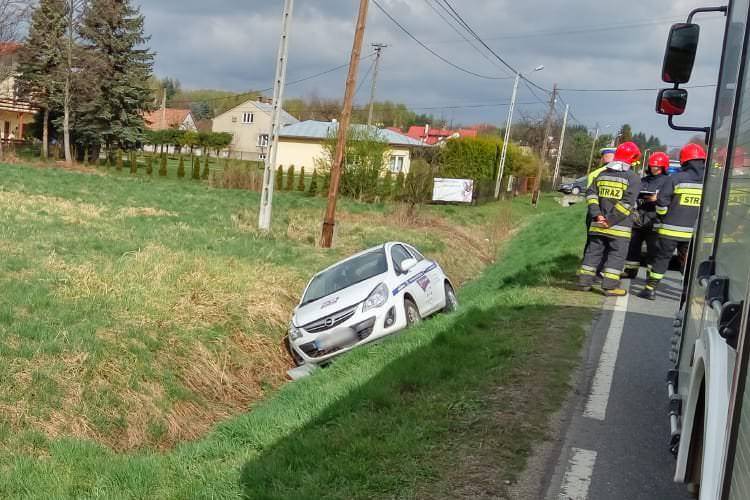 Ustrobna. Opel w rowie
