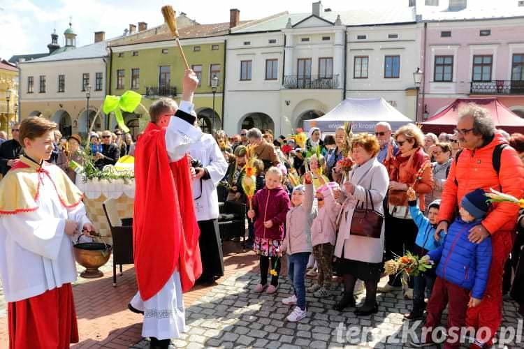 Święcenie palm wielkanocnych na rynku w Krośnie