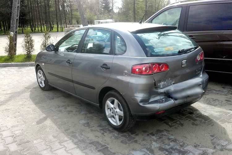 Rozbity fiat i seat - kolizja w Łężanach