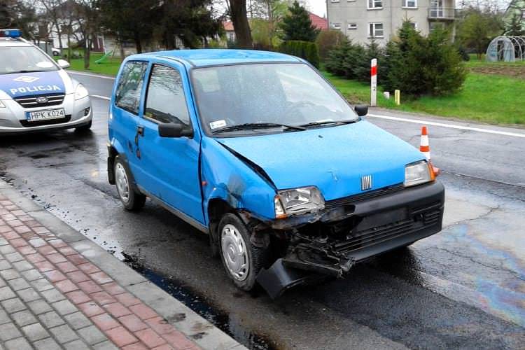 Rozbity fiat i seat - kolizja w Łężanach