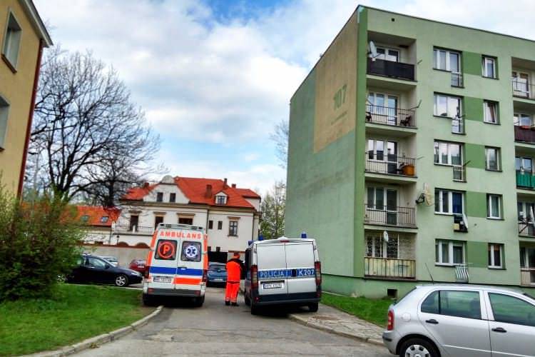 Strażacy wyważyli drzwi w mieszkaniu starszej pani