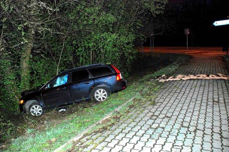 Uderzył w drzewo, uciekł, był pijany