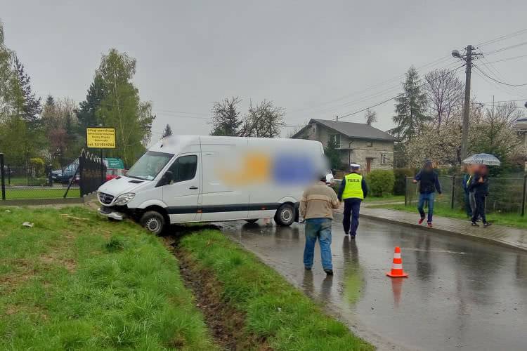 Kurier najechał na samochód osobowy z przyczepą [WIDEO]