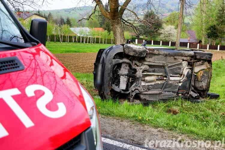 Wypadek w Krasnej, samochód uderzył w drzewo