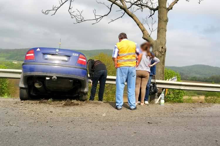 Zasnął za kierownicą i uderzył w bariery