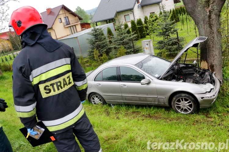 Zasnął za kółkiem i uderzył w drzewa