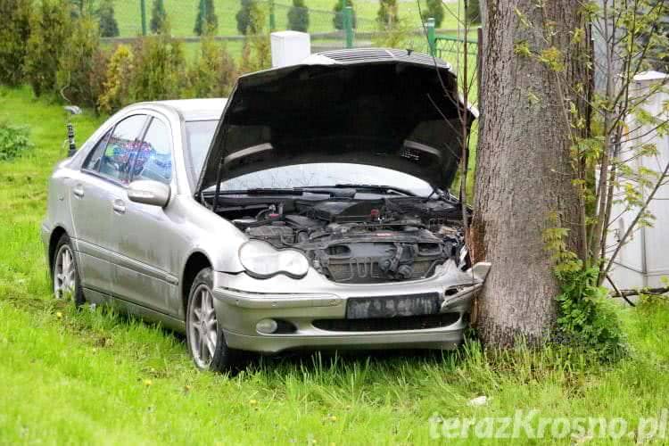 Zasnął za kółkiem i uderzył w drzewa