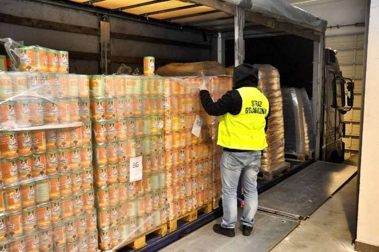 Mega przemyt. W puszkach z psią karmą 9 ton melasy tytoniowej