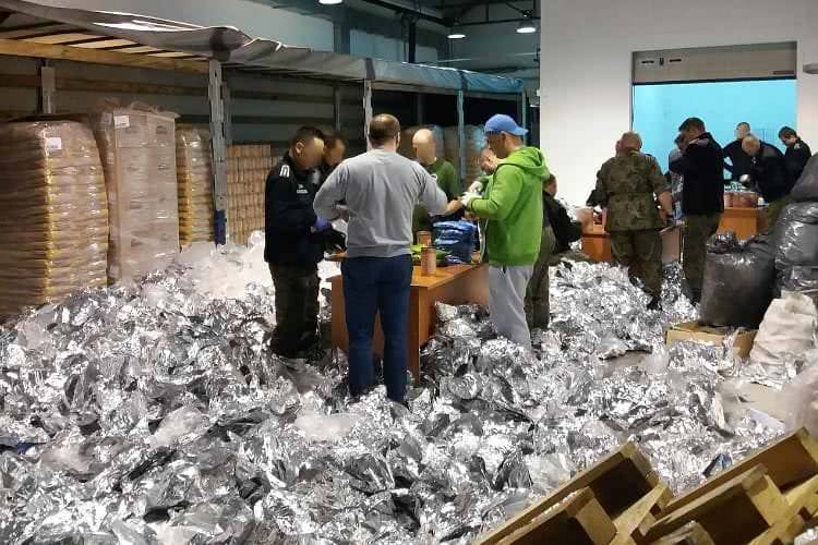 Mega przemyt. W puszkach z psią karmą 9 ton melasy tytoniowej