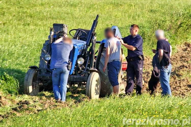 Łęki Dukielskie. Mężczyzna przejechany przez ciągnik, śmigłowiec w akcji
