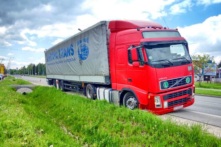 Tir zapadł się na poboczu