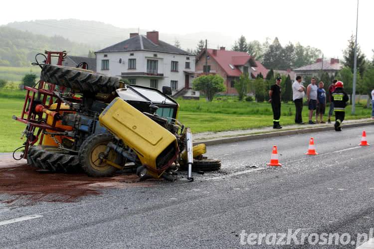 Wypadek w Głojscach, ciągnik rolniczy zderzył się z dostawczakiem