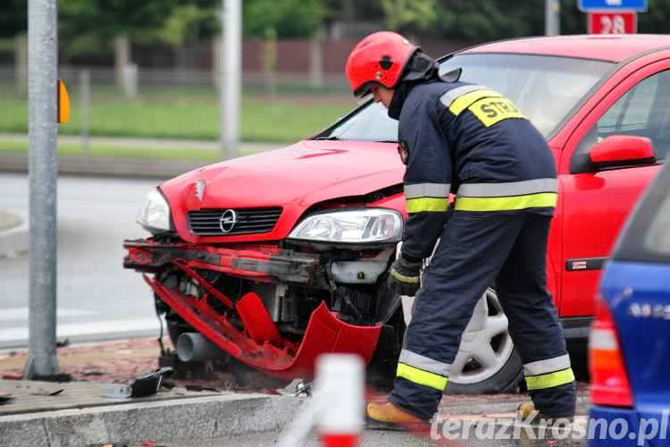 "Nie dostosował prędkości do warunków". Wjechał w sygnalizator