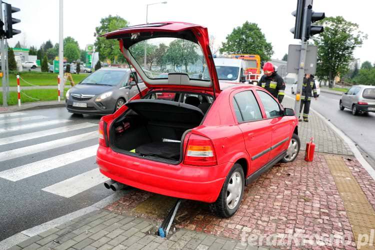 "Nie dostosował prędkości do warunków". Wjechał w sygnalizator