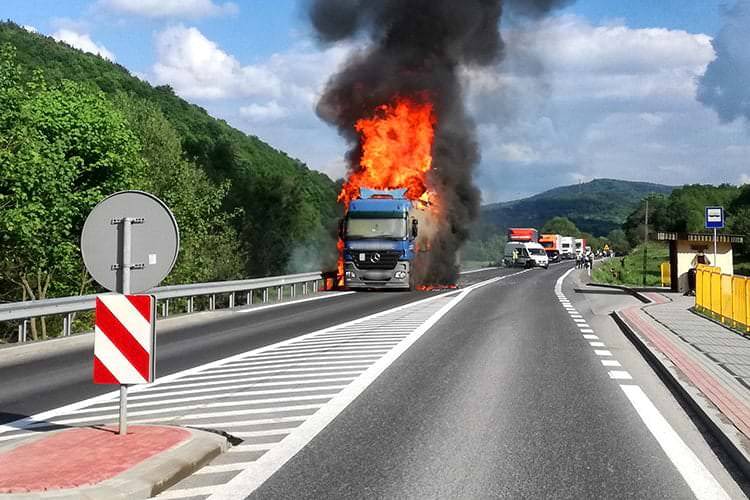 W Trzcianie doszczętnie spłonął tir