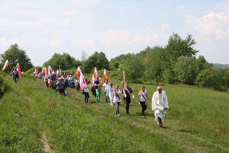 Dukla. Pielgrzymowali do Krzyża Wdzięczności