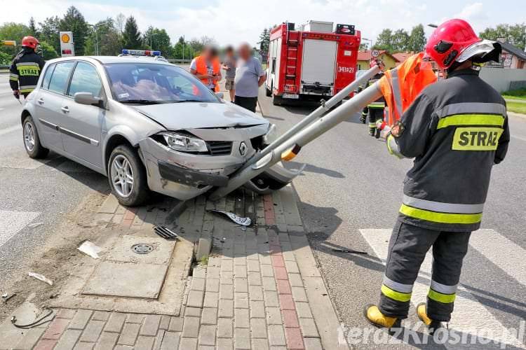 Rozbite dwa samochody i sygnalizator