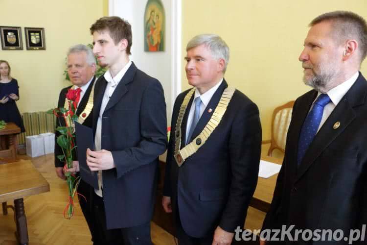 Zasłużeni dla Krosna. Prezydent wręczył medal i nagrody [WIDEO]