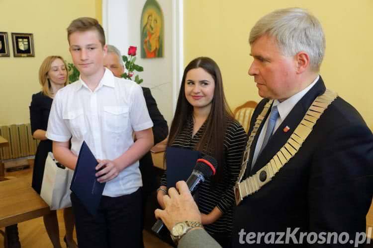 Zasłużeni dla Krosna. Prezydent wręczył medal i nagrody [WIDEO]